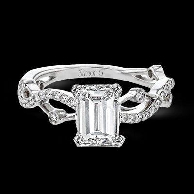 Engagement Ring in 18k Gold with Diamonds