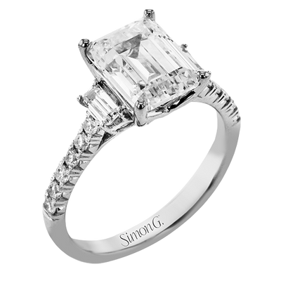 Engagement Ring in 18k Gold with Diamonds