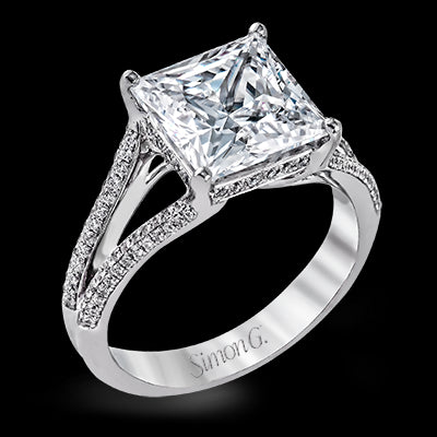 Engagement Ring in 18k Gold with Diamonds